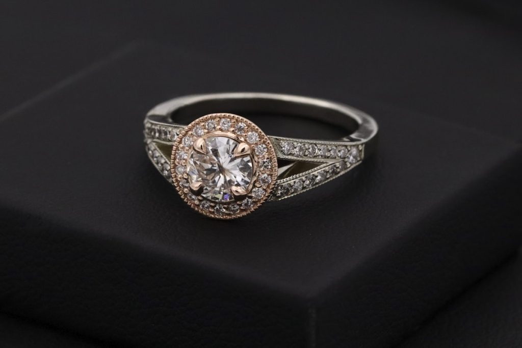 Gouden ring voor mannen op donkere ondergrond