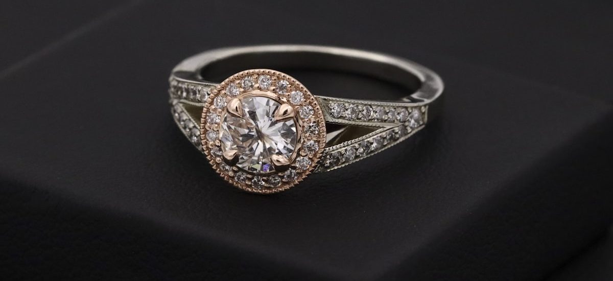 Gouden ring voor mannen op donkere ondergrond