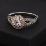 Gouden ring voor mannen op donkere ondergrond