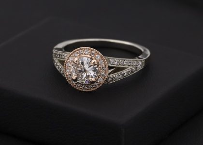 Gouden ring voor mannen op donkere ondergrond